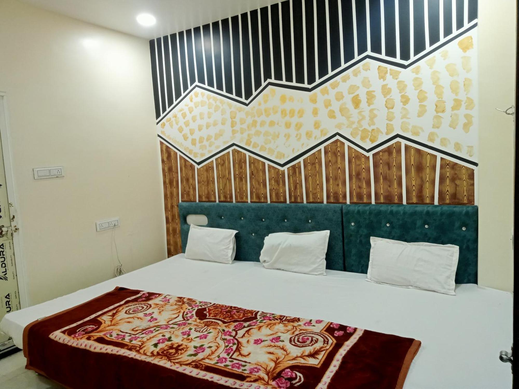 Hardik Palace Ujjain Esterno foto